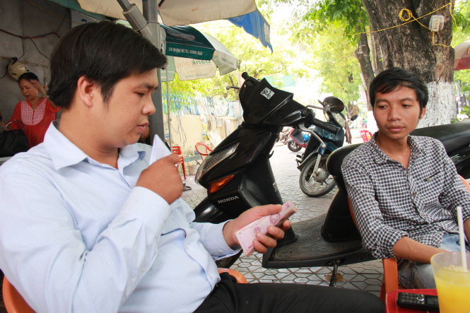 Anh Nguyên (trái) và anh Nhật là một trong rất nhiều bạn trẻ chia sẻ thông tin trên Facebook - Ảnh: Trần Mai