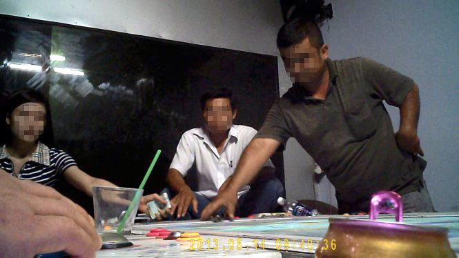 Nhóm tài xế chơi game bắn cá tại một tiệm game trên đường Lê Phụng Hiểu (vào cảng Cát Lái, Q.2) đêm 19-7 - Ảnh: H.LỘC