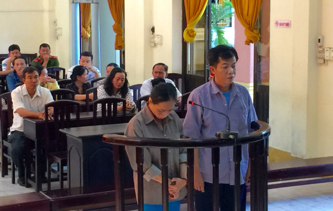 Hai bị cáo Mạnh và Nhung tại phiên toà sáng 26-7