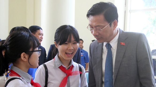 Bí thư Tỉnh ủy, Chủ tịch HĐND tỉnh Quảng Ninh Nguyễn Văn Đọc trò chuyện cùng các đại diện học sinh tiêu biểu bên lề phiên khai mạc kỳ họp thứ hai HĐND tỉnh khóa XIII - Ảnh: ĐỨC HIẾU
