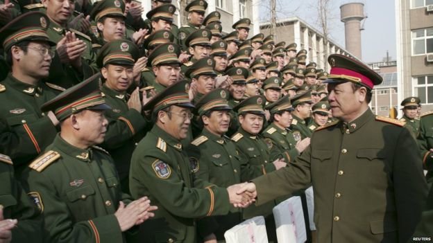 Tướng Quách Bá Hùng (phải) là một trong những quan chức hàng đầu dưới thời chủ tịch Hồ Cẩm Đào - Ảnh: Reuters
