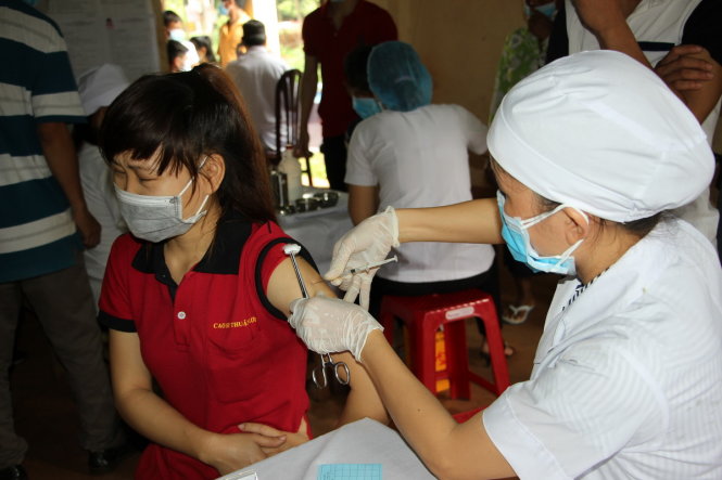 Tiêm chủng phòng ngừa dịch bệnh bạch hầu cho người dân có nguy cơ mắc cao tại xã Thuận Lợi, huyện Đồng Phú - Ảnh: BÙI LIÊM