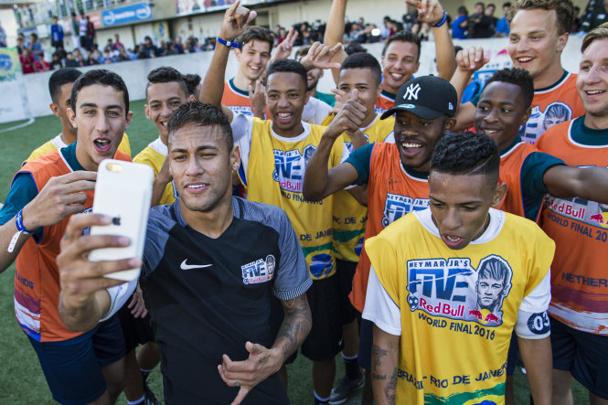 Neymar chụp ảnh tự sướng với các