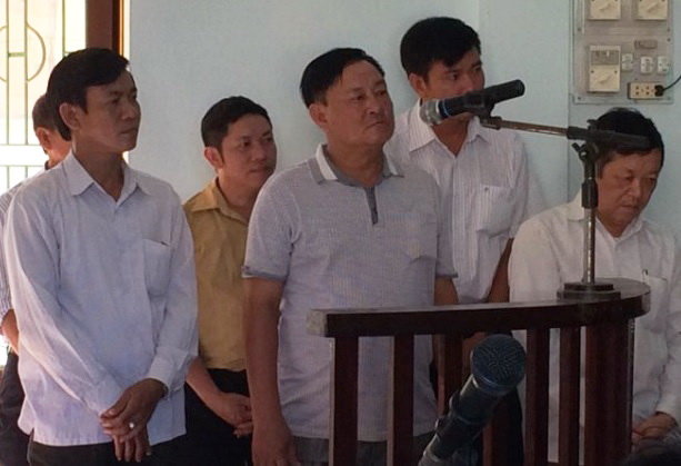 Sáu bị cáo nguyên là lãnh đạo xã Nhân Trạch trả lời HĐXX về hành vi tham ô của mình - Ảnh: Dương Công Hợp