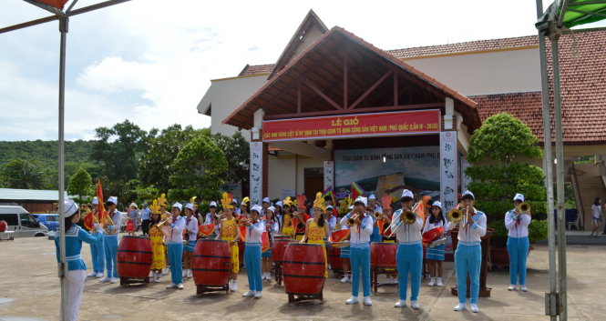 Thiếu nhi Phú Quốc hòa tấu trống kèn tại lễ giỗ - Ảnh: H.TRUNG
