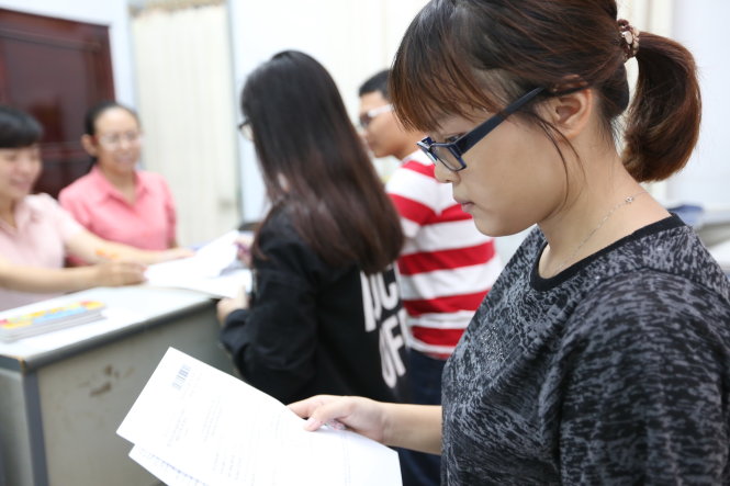 Học sinh Trường THPT Võ Thị Sáu (TP.HCM) đến nhận giấy chứng nhận kết quả thi ngày 26-7. Ảnh: Như Hùng