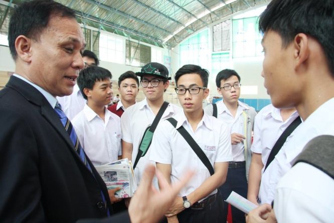 PGS.TS Nguyễn Văn Thư, hiệu trưởng Trường ĐH Giao thông vận tải TP.HCM, đang tư vấn cho thí sinh về phương thức xét tuyển ĐH năm 2016 - Ảnh: Trần Huỳnh