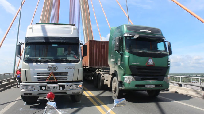 Chiếc xe container bị chết máy nằm ngay trên cầu - Ảnh: HOÀI THƯƠNG
