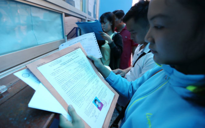 Thí sinh nộp hồ sơ xét tuyển bằng học bạ tại ĐH Công nghiệp thực phẩm TP.HCM sáng 29-7 - Ảnh: NHƯ HÙNG