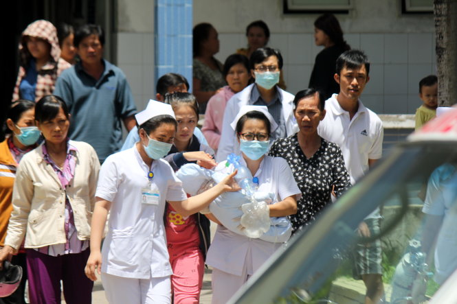 Bé P.A được đưa về - Ảnh: MẬU TRƯỜNG