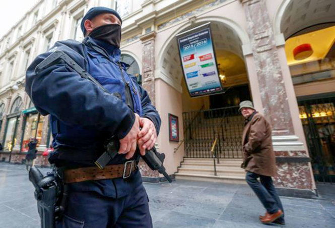 Một cảnh sát Bỉ tuần tra ở trung tâm Brussels - Ảnh: Reuters