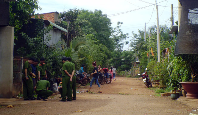 Công an khám nghiệm hiện trường vụ ông Nghinh bị tử vong - Ảnh: Nhất Nguyên
