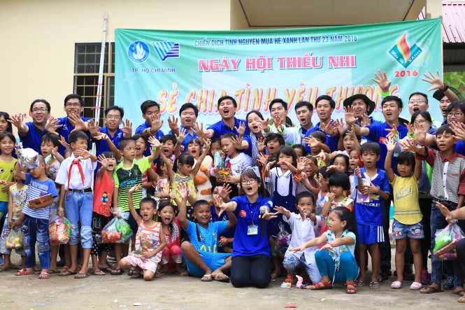 Các em thiếu nhi ở xã đảo Thổ Chu và chiến sĩ Mùa hè xanh TP.HCM hòa mình cùng không khí của ngày hội - Ảnh: VÂN TRÚC