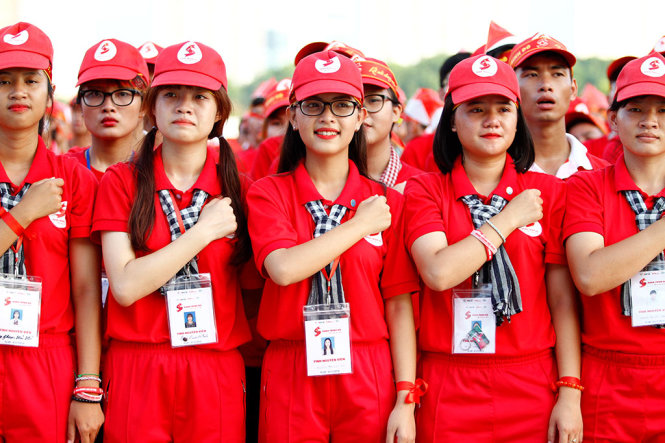 Các tình nguyện viên làm lễ chào cờ - Ảnh: NAM TRẦN