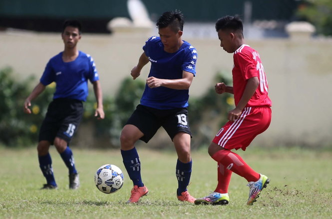 Quảng Ngãi (áo xanh) trong trận thắng TP.HCM 5-0. Ảnh: DƯ HẢI