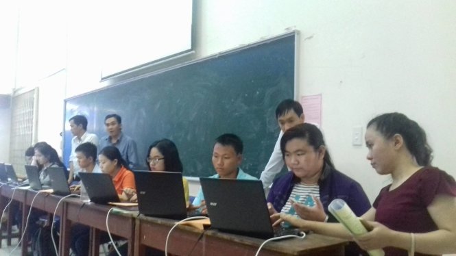 Thí sinh đang đăng ký xét tuyển online tại Trường ĐH Sư phạm TP.HCM - Ảnh: THANH THẢO