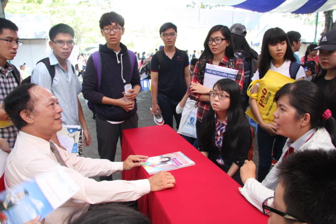 TS Nguyễn Kim Quang, phó hiệu trưởng Trường ĐH Khoa học tự nhiên (ĐHQG TP.HCM) tư vấn về ngành học cho thí sinh và phụ huynh tại ngày hội tư vấn tuyển sinh năm 2016 - Ảnh: TRẦN HUỲNH