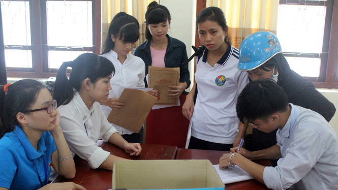 Thí sinh, phụ huynh đến nộp hồ sơ xét tuyển vào Trường ĐH Vinh ngày 1-8 - Ảnh: DOÃN HÒA