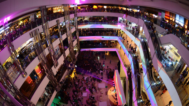 Toàn cảnh trung tâm thương mại SaiGon Center tối 1-8 - Ảnh: Quang Định