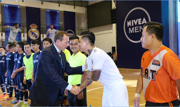 Cựu danh thủ Real Madrid Emilio trong sự kiện công bố giải đấu