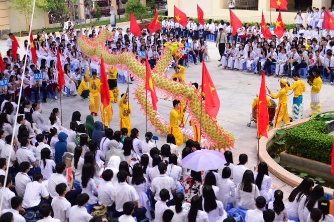 Lễ khai giảng năm học mới chính thức vào ngày 5-9, nhưng tại nhiều tỉnh thành, học sinh đã bắt đầu đến trường trước đó 1-2 tuần. Trong ảnh: lễ khai giảng năm học mới tại Trường THPT Nguyễn Hiền, Q.11, TP.HCM - Ảnh: QUANG ĐỊNH