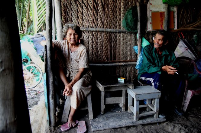 Bà Nguyễn Thị Còn và ông Đặng Văn Bỉ trong “căn nhà lá miền Tây” điển hình ở Mũi Đèn Đỏ - Ảnh: MẬU TRƯỜNG