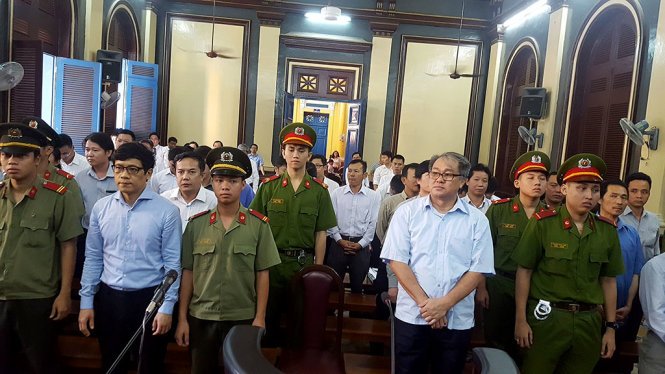 Các bị cáo tại tòa - Ảnh: HOÀNG ĐIỆP