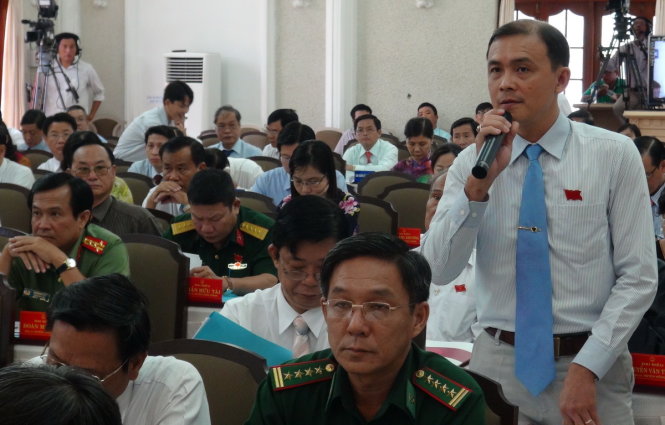 Đại biểu Lê Đình Huy chất vấn Sở Y tế - Ảnh: NGỌC TÀI