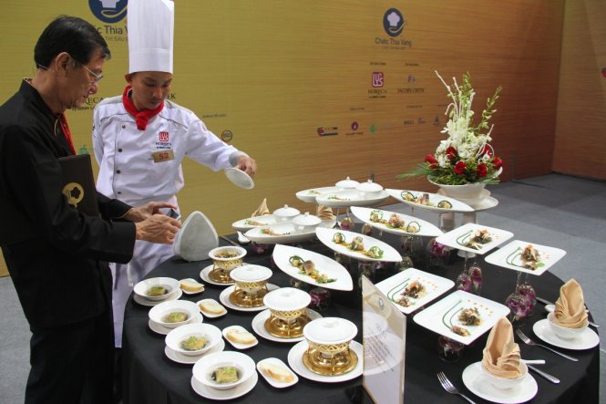 Các đầu bếp cụm thi Nam Trung bộ tranh tài sáng 3-8 - Ảnh: ĐOÀN CƯỜNG