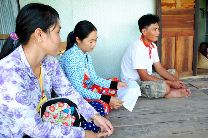 Người dân trình bày vụ vỡ hụi tại nhà trưởng ấp Khai Long - Ảnh : N.HÙNG