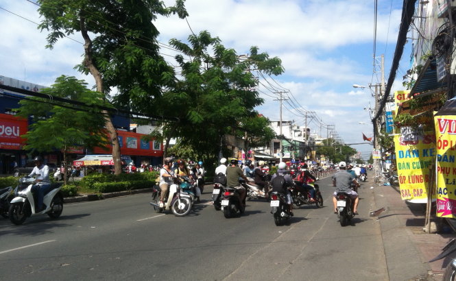 Dù có biển cấm, ai cũng mặc nhiên phạm luật, dòng xe 2 bánh quay đầu tại khúc đường CMT8 ngày công viên Lê Thị Riêng - Ảnh: TRÙNG DƯƠNG