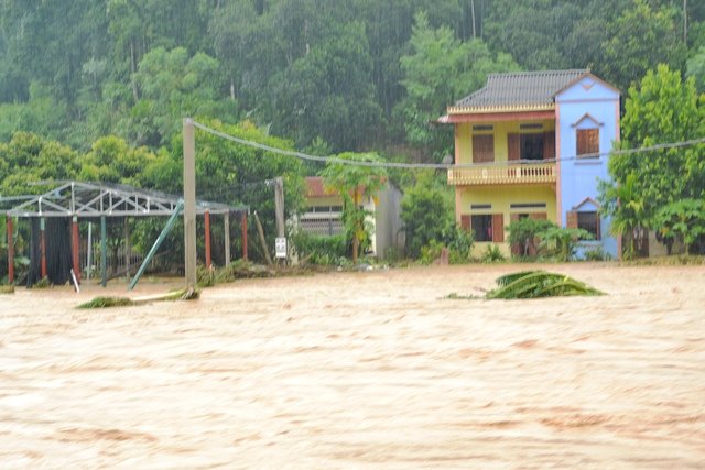 Lũ lên cao gây ngập úng ở Thành phố Lào Cai - Ảnh: HỒNG THẢO