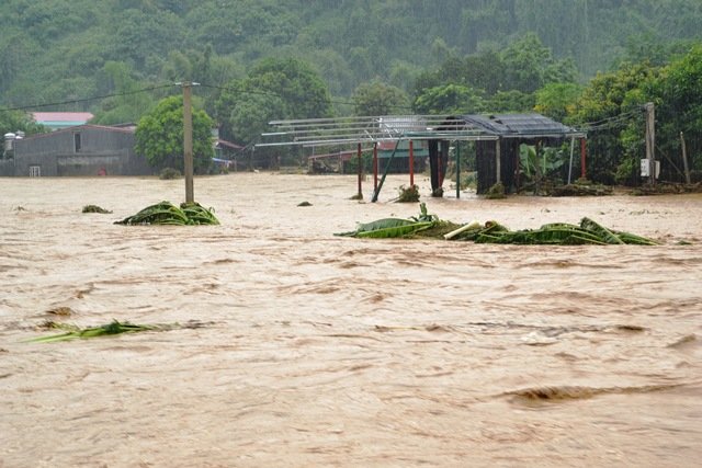 Lũ lên cao gây ngập úng ở Thành phố Lào Cai - Ảnh: HỒNG THẢO