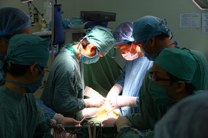 Bệnh viện đa khoa TP Cần Thơ đang có tình trạng nhiều bác sĩ xin nghỉ việc. Trong ảnh: các bác sĩ của Bệnh viện đa khoa TP Cần Thơ đang phẫu thuật bụng cho bệnh nhân - Ảnh: CHÍ QUỐC