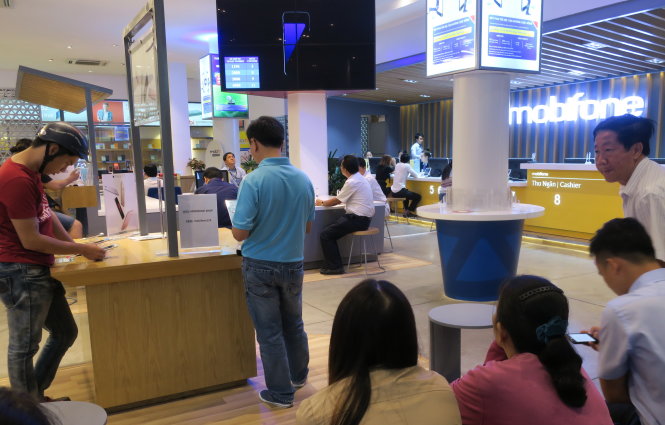 Theo các chuyên gia, là một doanh nghiệp nhà nước, MobiFone cần công khai thông tin về định giá AVG. Trong ảnh: một cửa hàng MobiFone tại TP.HCM - Ảnh: T.T.D.