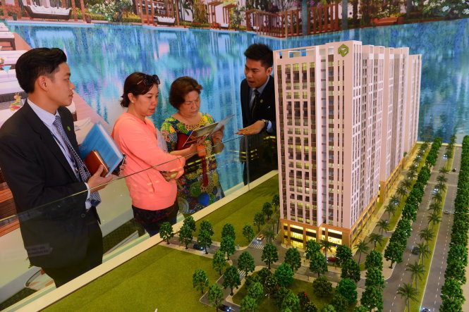 Khách hàng tìm hiểu thông tin tại một dự án chung cư ở TP.HCM - Ảnh: QUANG ĐỊNH