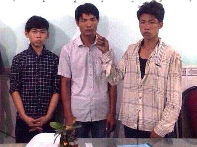 Nhóm thanh niên tống tiền sư trụ trì tại cơ quan điều tra (từ trái qua phải: Nhí - Nhỏ - Gian) - Ảnh Công an cung cấp.