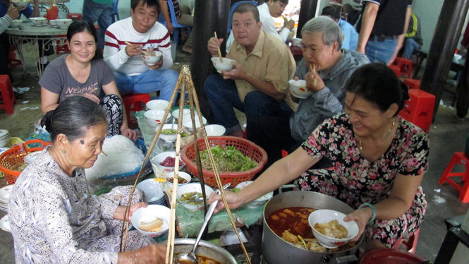 Việc xây dựng nhãn hiệu chứng nhận bún bò Huế của UBND tỉnh Thừa Thiên - Huế là nhằm thiết lập qui chuẩn cho món ăn đã trở nên phổ biến một cách tràn lan này - Ảnh: Thái Lộ