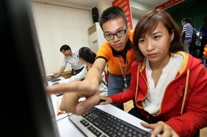 Thí sinh đăng ký xét tuyển trực tuyến tại Trường ĐH Khoa học tự nhiên (ĐHQG TP.HCM) - Ảnh: NHƯ HÙNG