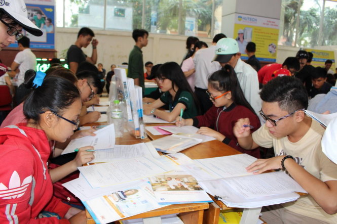 Thí sinh đăng ký xét tuyển tại Trường ĐH Công nghệ TP.HCM - Ảnh: KIM LIÊN