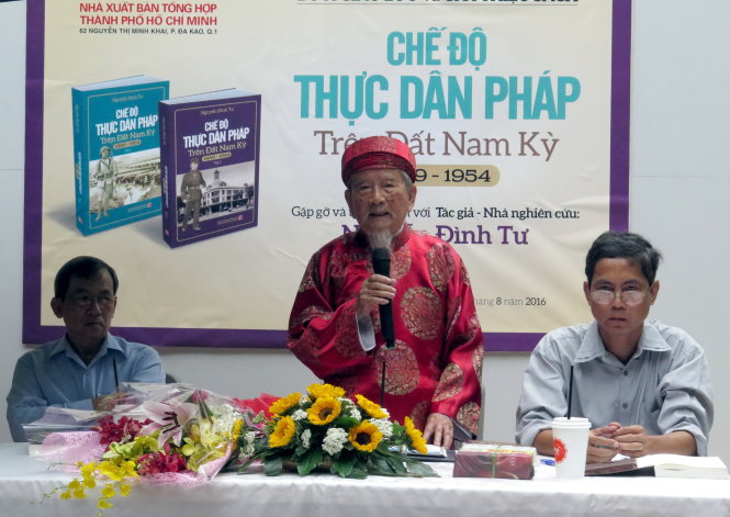 Nhà nghiên cứu Nguyễn Đình Tư (đứng) chia sẻ về quá trình tìm kiếm tư liệu để viết sách - Ảnh: L.ĐIỀN