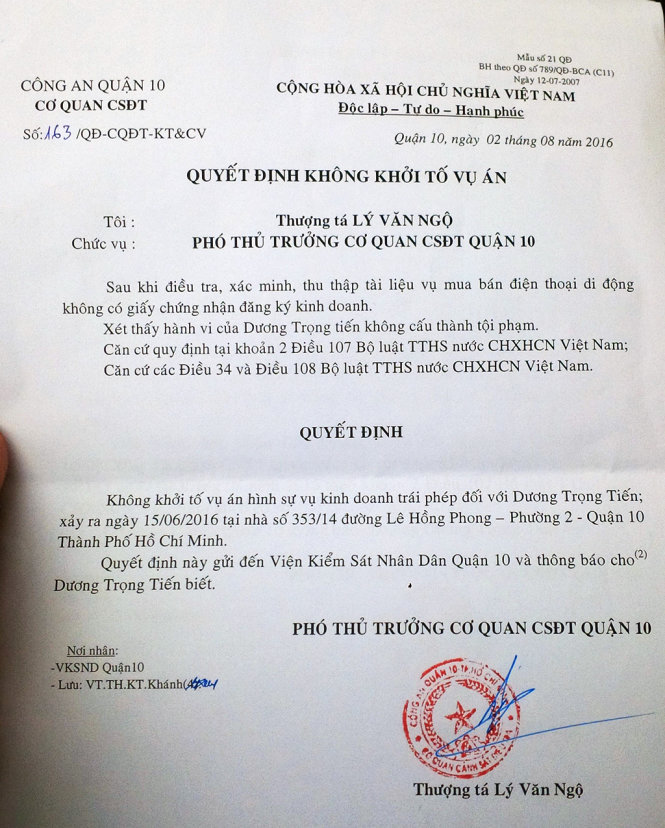 Quyết định không khởi tố vụ án hình sự anh Tiến được công an quận 10 giao chiều 8-8 - Ảnh: Ái Nhân