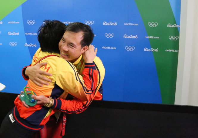 Hoàng Xuân Vinh chia sẻ niềm vui cùng HLV Nguyễn Thị Nhung sau khi đoạt HCV Olympic. Ảnh: H.Đ