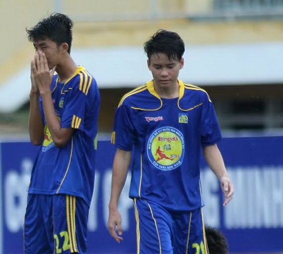 Cầu thủ Nguyễn Đình Dương Khanh (phải) đội U-17 Bình Dương trong trận thua bán kết gặp U-17 Hà Nội T&T và đoạt HCĐ Giải U-17 quốc gia 2014. Ảnh: DƯ HẢI
