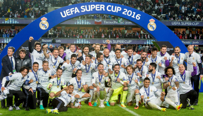Các cầu thủ Real Madrid ăn mừng chức vô địch Siêu cúp châu Âu. Ảnh: REUTERS