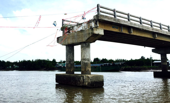Hiện trường cầu Ô Rô bị sập - Ảnh : NGUYỄN HÙNG