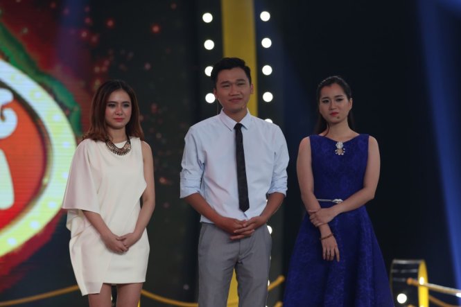 Ngọc Xuyên (ngoài cùng bên trái) nói lời chia tay với Đấu trường tiếu lâm