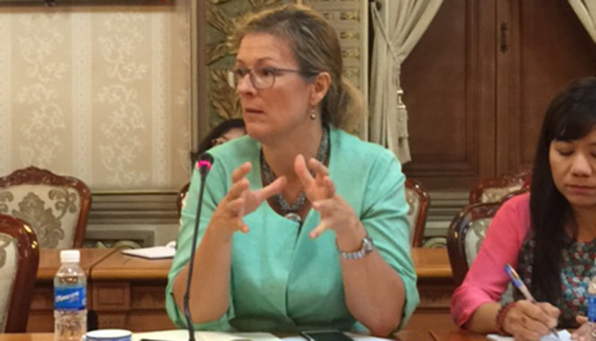 Bà Louise Chamberlain, giám đốc UNDP Việt Nam (trái), phát biểu tại buổi làm việc - Ảnh: MAI HƯƠNG