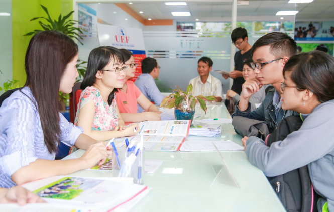 Thí sinh nộp hồ sơ xét tuyển ĐH năm 2016. Ảnh: M.G