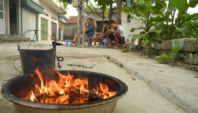 Nước nhiễm xăng dầu từ cây xăng đốt cũng cháy - Ảnh: ĐỨC HIẾU